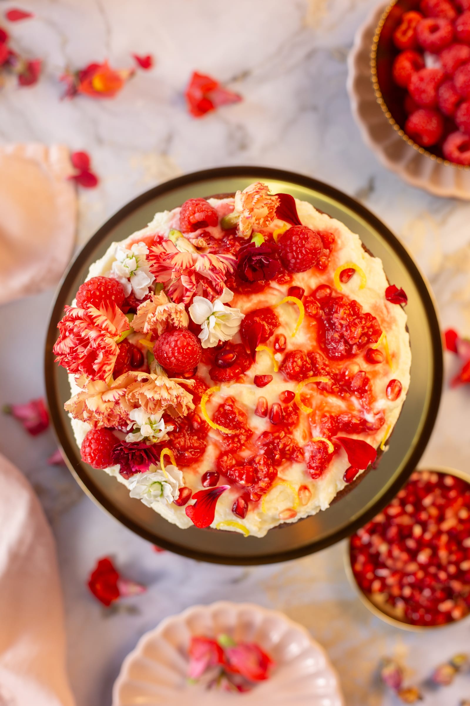 The cake from above, beside a bowl of raspberries