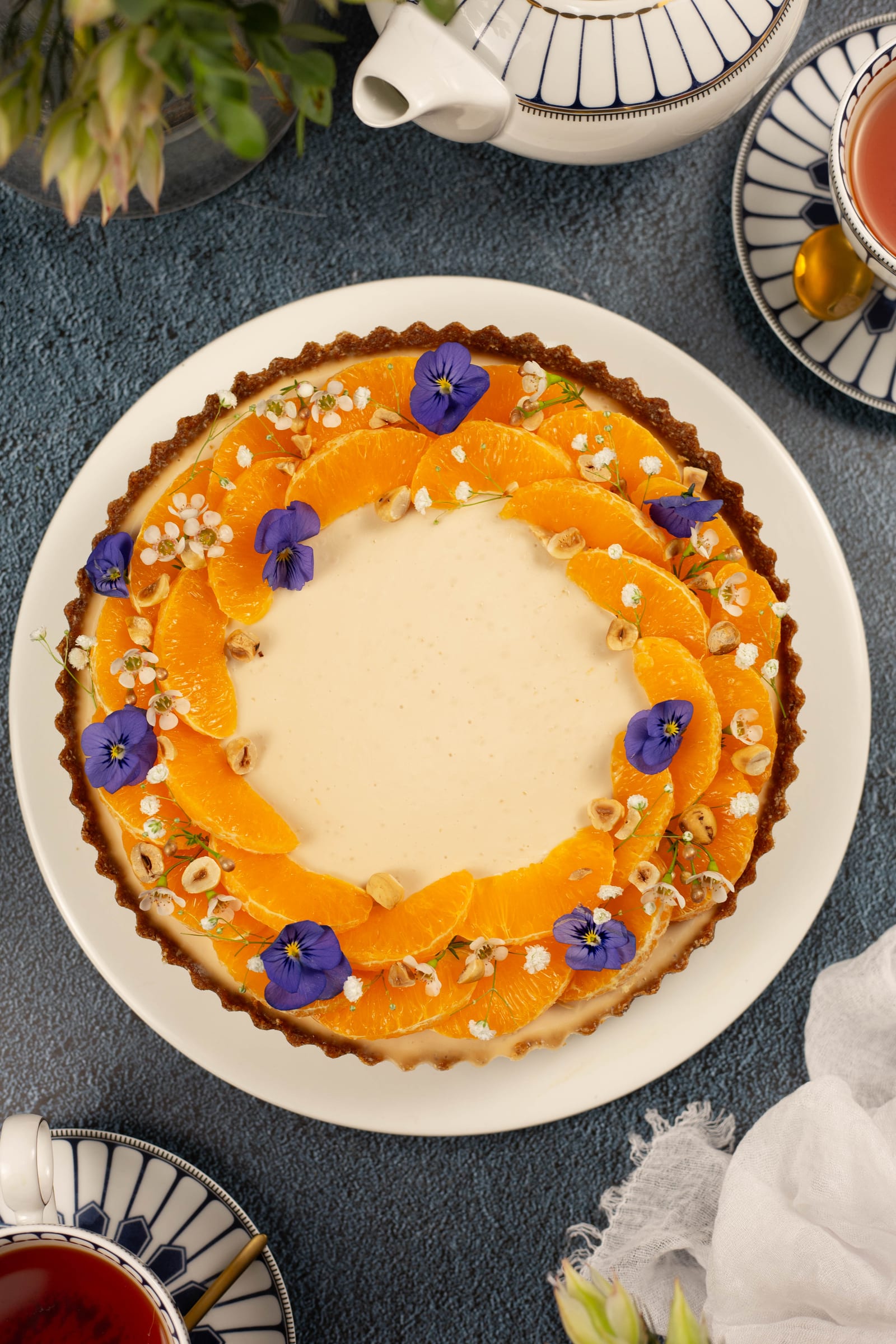 The rooibos panna cotta tart decorated with clemengold and violets, from above